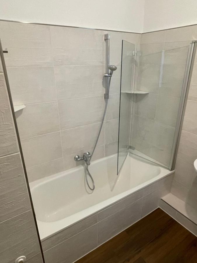 Erfbnb - 40Qm Apartment Mit Kueche, Bad, Schlaf-Wohnzimmer In Erfurt Sued - Stadnah- Wlan Esterno foto
